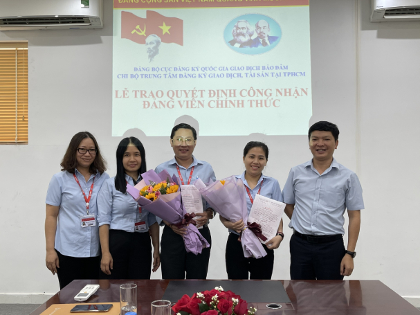 Lễ trao quyết định công nhận Đảng viên chính thức