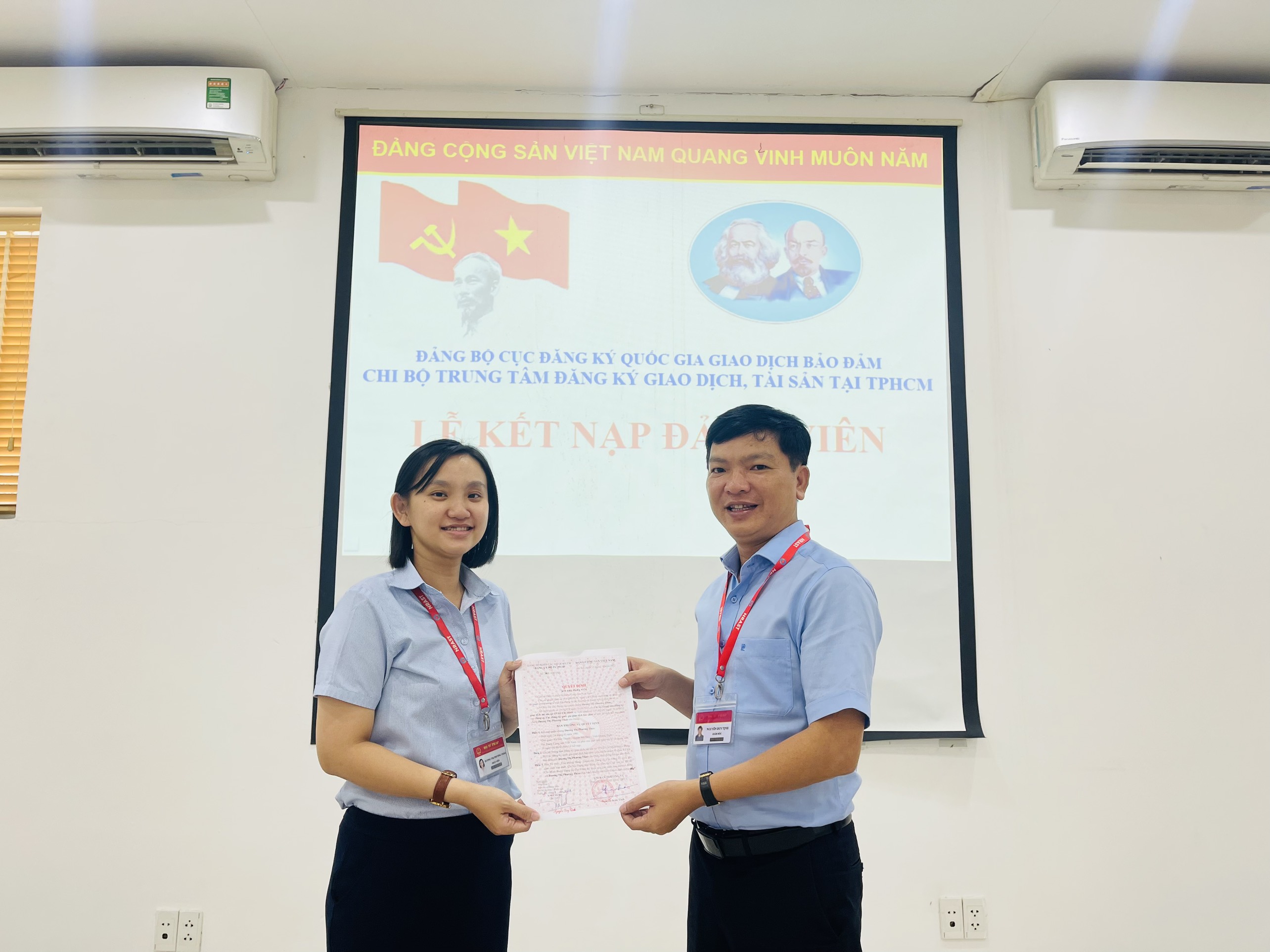 Chi bộ Trung tâm Đăng ký giao dịch, tài sản tại TP.Hồ Chí Minh kết nạp đảng viên mới