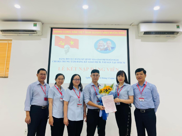 Chi bộ Trung tâm Đăng ký giao dịch, tài sản tại TP.Hồ Chí Minh: Tổ chức kết nạp đảng viên mới