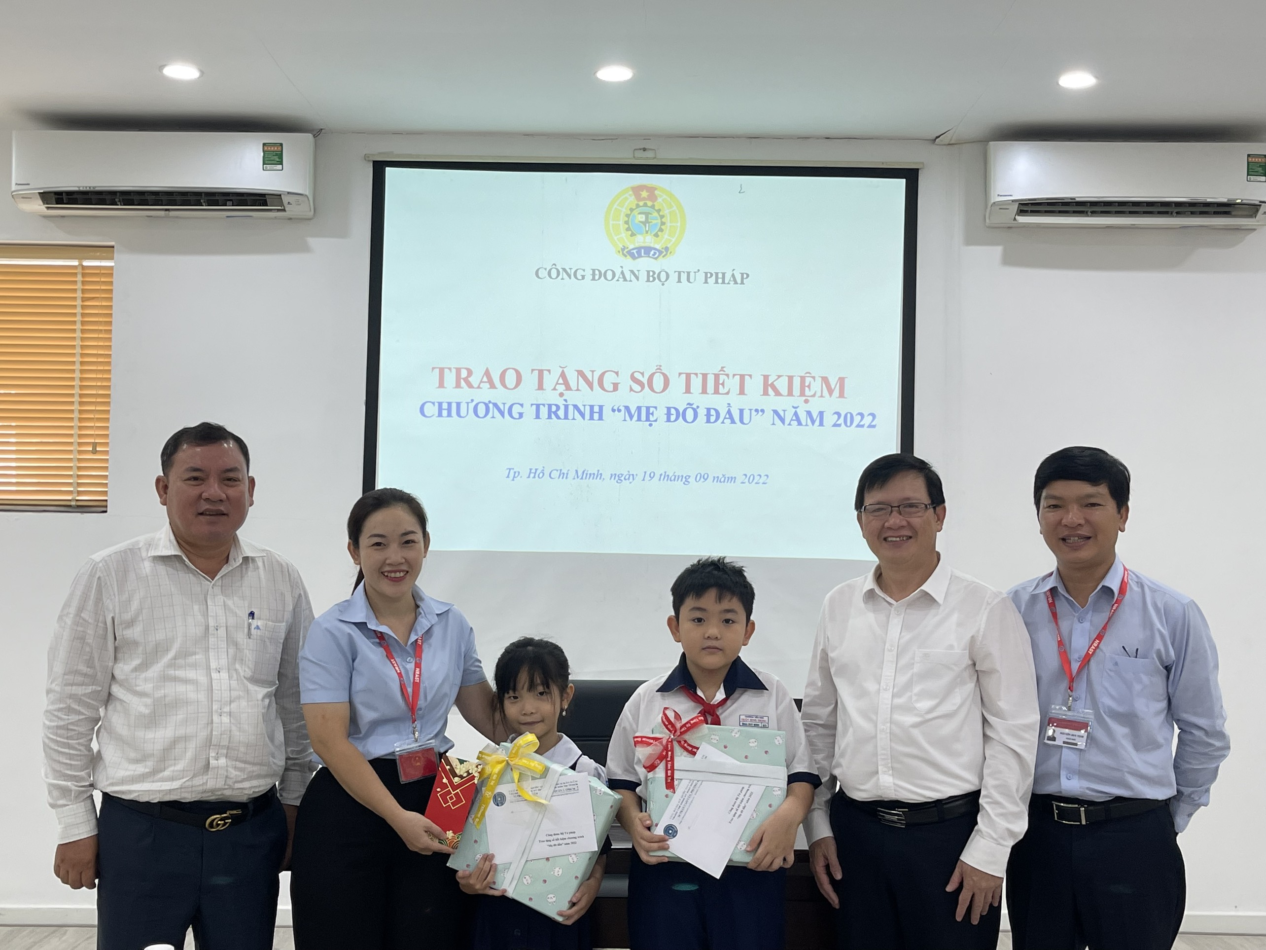Trao sổ tiết kiệm Chương trình “Mẹ đỡ đầu” cho trẻ em có hoàn cảnh khó khăn