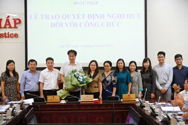 Bộ Tư pháp trao Quyết định nghỉ hưu cho đồng chí Phạm Tuấn Ngọc - Nguyên Cục trưởng Cục Đăng ký quốc gia giao dịch bảo đảm