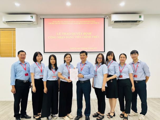 Lễ trao quyết định công nhận đảng viên chính thức của Chi bộ Trung tâm Đăng ký giao dịch, tài sản tại TP.Hồ Chí Minh