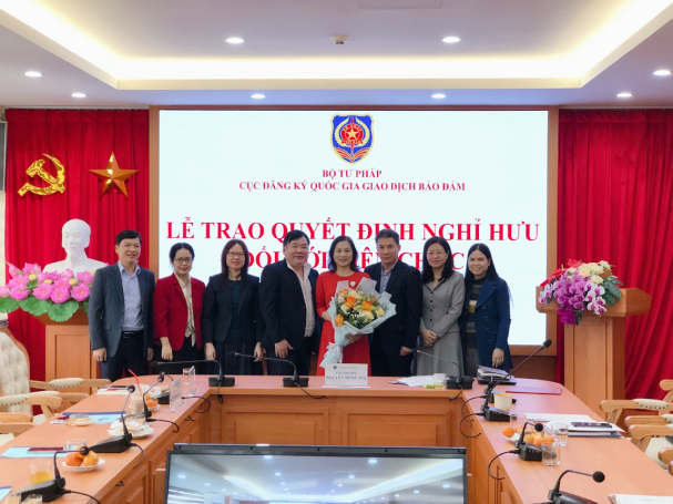 Lễ trao quyết định nghỉ hưu cho viên chức Trung tâm Đăng ký giao dịch, tài sản tại TP.Hà Nội